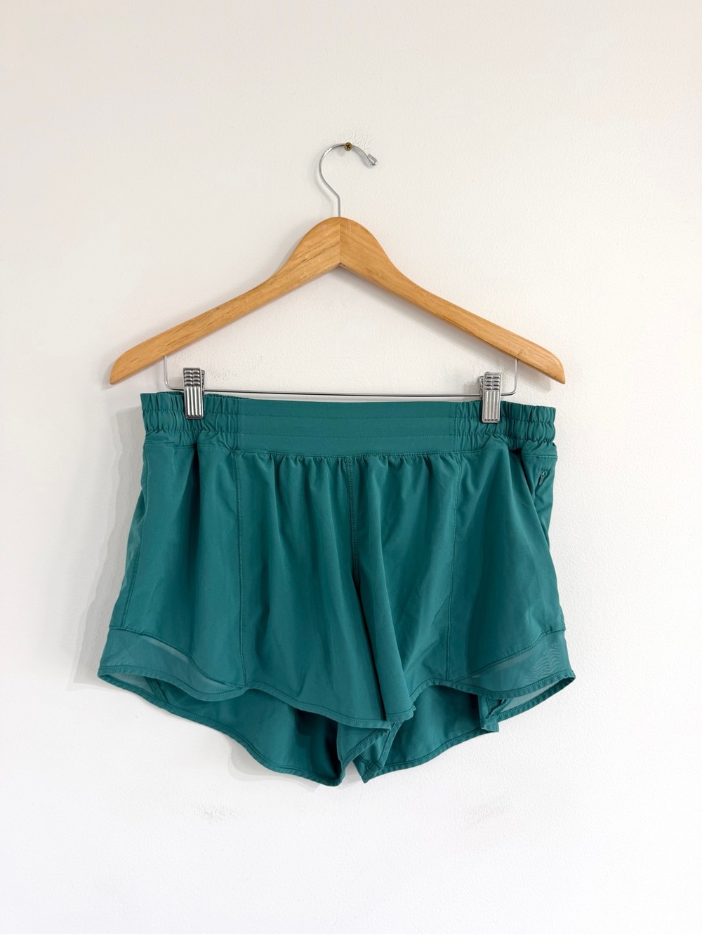 Lululemon Hotty Hot Low Rise Short 4"
Teal Lagoon running shorts